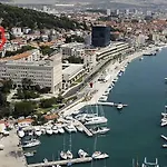 Апартаменты Comfort Family With Balcony And Sea View Сплит